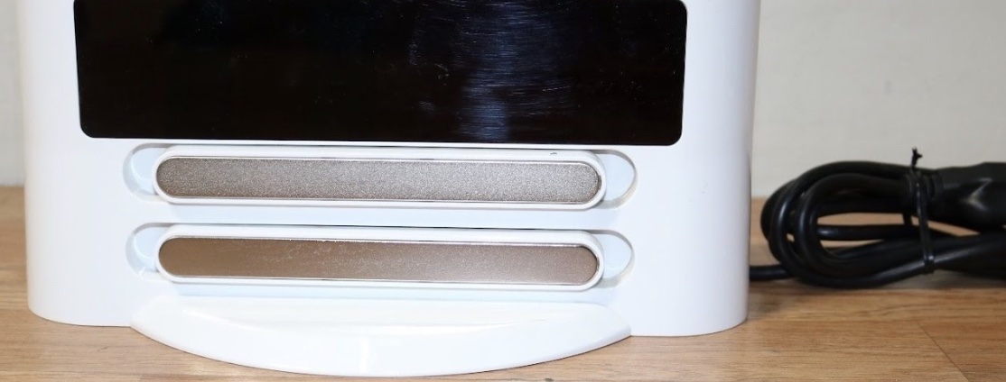 a picture of the Botvac's charger